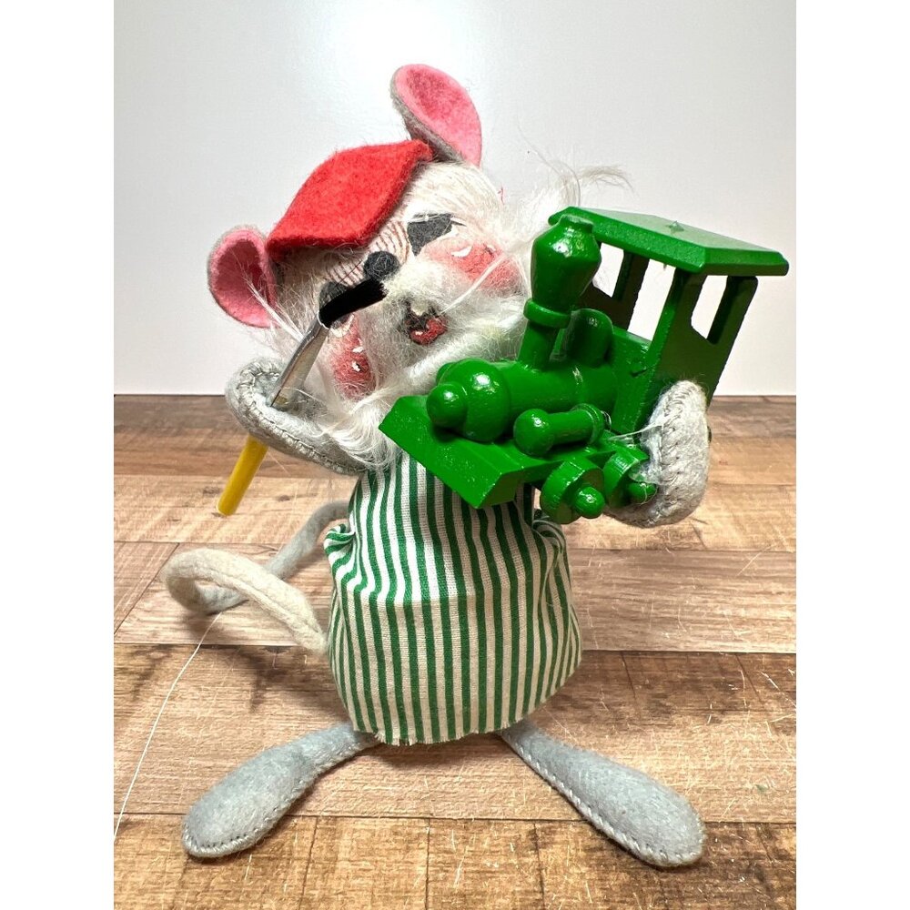 Annalee Mobilitee Christmas Mouse Painter Holding Green Train 1990 Vintage 1750
